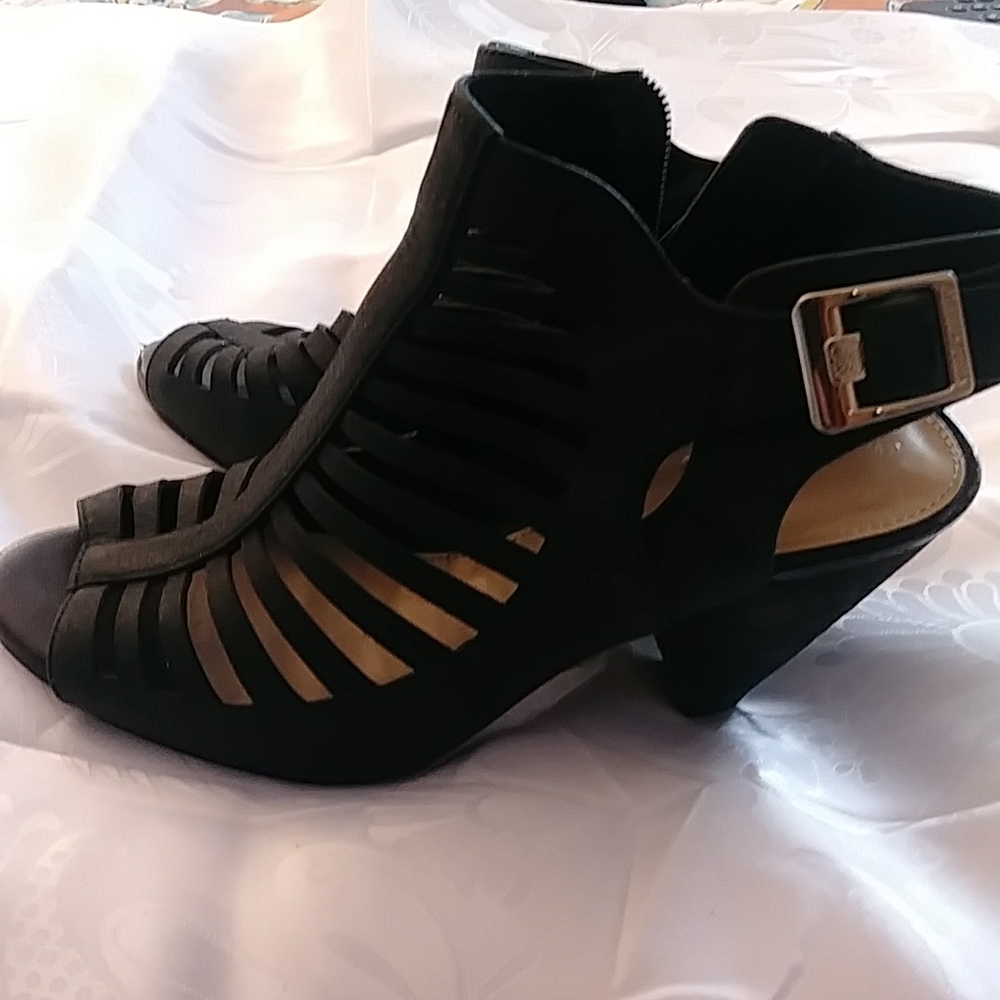 Black sandals, size 7